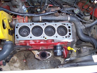 Tesneni pod hlavu motoru